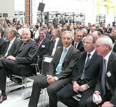 Prominenz gab sich die Ehre beim Start der Servo-Pressenlinie im BMW-Werk: v.l. Joachim Beyer, Jürgen Tonn (beide Schuler), Stanislaw Tillich, Ministerpräsident Sachsens, Uwe Albrecht, Stadt Leipzig sowie Manfred Erlacher, Werkleiter BMW. (Archiv: Vogel Business Media)