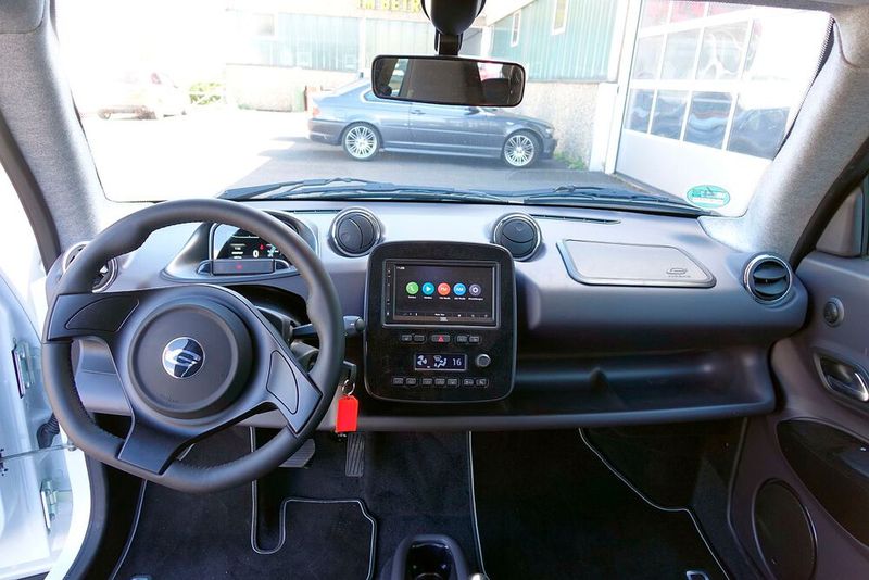 Im Cockpit regiert das Hartplastik. Hier wird die betont kostengünstige Konstruktion des E-Go Life am deutlichsten. (Bild: Rosenow/»kfz-betrieb«)