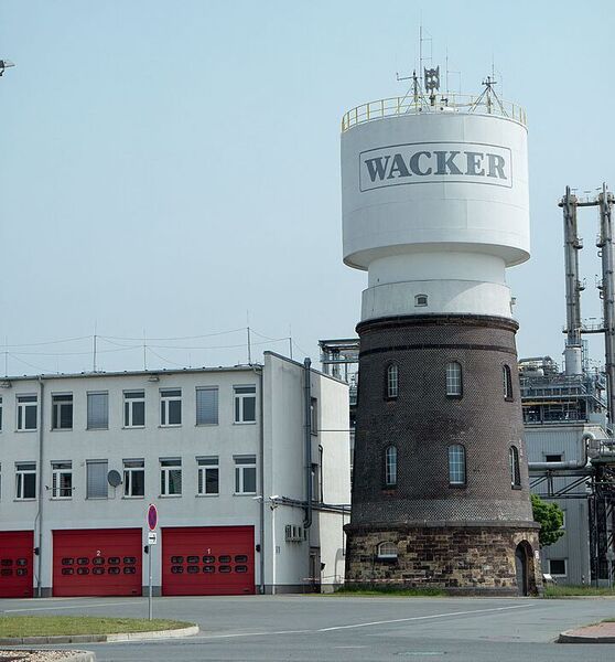 Platz 12: Wacker Chemie mit 4,928 Milliarden Euro Jahresumsatz im Geschäftsjahr 2019 (Wasserturm auf dem Gelände der Wacker Chemie AG Werk Nünchritz / Radler59 / CC BY-SA 3.0)