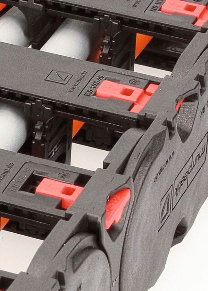 Die innovative Rahmenstegverriegelung Evololock der MP 420 Evochain garantiert das einfache, schnelle und beidseitige (oben und unten) Öffnen und Schließen der Energiekette, berschreibt Murrplastik Systemtechnik. Die große Zeitersparnis erklärt sich daraus, dass die Energiekette beim Öffnen der Rahmenstege nicht aus der Ablegewanne herausgenommen werden muss. (Murrplastik Systemtechnik)