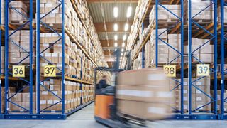 Blick ins dynamische Lagergeschehen bei Brands Fashion in Buchholz. Jetzt wurde gemeldet, dass der bekannte Hersteller von Corporate Workware seine Logistiksparte ausgliedern will. Aus ihr wird nun Brands Logistics, eine weitere eigenständige Tochter. (Bild: Brands Fashion)