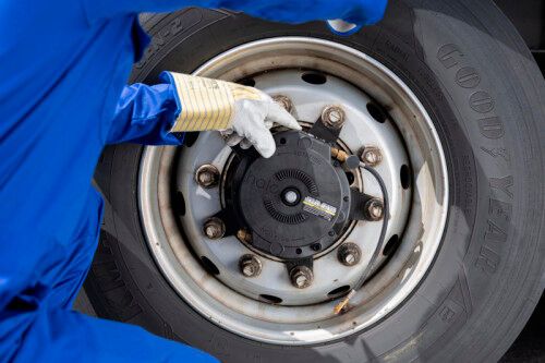 Mit „Tires-as-a-Service“ haben große Flotten in Europa und den USA nach Angaben von Goodyear ihre Gesamtbetriebskosten bereits senken können.(Bild:  Goodyear)