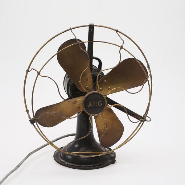 Tischventilator, AEG. Anfang 1900. (Bild: Gefunden bei https://auctionet.com/)