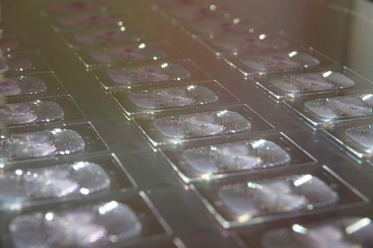 Freiform-Mikrooptiken (FFMOs) können die Beleuchtungstechnik für Innenräume, wie hier, für Eisenbahnen verbessern, hergestellt bei Morphotonics, im Rahmen des Projekts „PHABULOuS“. Hier mehr dazu ...(Bild:  Morphotonics)