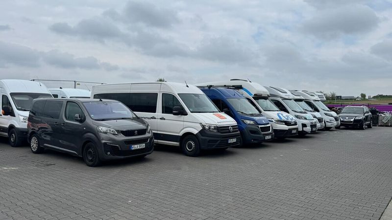 Transporter des BRK, Reisemobile von Roadsurfer: Der Hof von Lindners Boxenstopp zeigt auf einen Blick, wen Markus Lindner als Kunden gewonnen hat. Was fehlt, sind die Bundeswehrfahrzeuge. Die dürfen aus datenschutzrechtlichen Gründen nicht gezeigt werden.  (Bild: Schreiner – VCG)