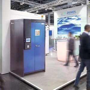 Der Ablauf ist einfach: Ein Mitarbeitender entnimmt ein Gefahrstoffgebinde aus dem Schrank und stellt es später wieder zurück. Sobald die Schranktüren geschlossen werden, erfasst das System den aktuellen Inhalt automatisch per RFID-Technik.  (Bild: Denios)