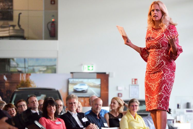 Das Eröffnungs-Event: Mit etwas Stand-Up zum Einstieg hing das Publikum Barbara Schöneberger sofort an den Lippen. (Bild: Rehberg / »kfz-betrieb«)