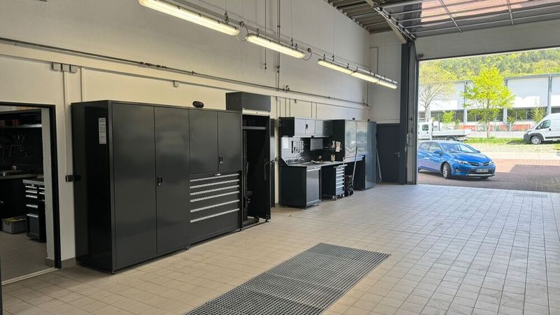 Hell, aufgeräumt, neue Möbel: Die 300.000-Euro-Investition in die Werkstattmodernisierung ist auch eine Ansage. „Wer will noch in so einem dunklen Loch arbeiten?“, fragt Szabo rhetorisch. Die Antwort hat er selbst gegeben. (Bild: Schreiner – VCG)