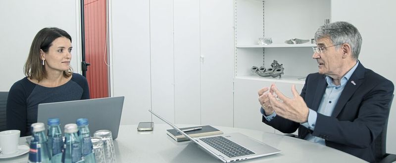 Franz-Xaver Bernhard erklärt Nastassja Neumaier (Stv. Chefredaktorin) das Prinzip der atmenden Fabrik: «Die atmende Fabrik steht für die Möglichkeit, den Betrieb je nach Bedarf hoch- und runterzufahren.» (Bild: Matthias Böhm)