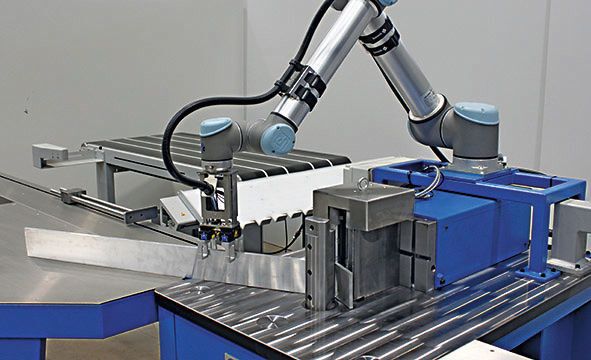Mit dem platzsparenden und kostengünstigen Automatisierungssystem CNC-Robo von Stierli-Bieger wird die CNC-Biegemaschine einfach zur Biegezelle erweitert.  (Stierli-Bieger)