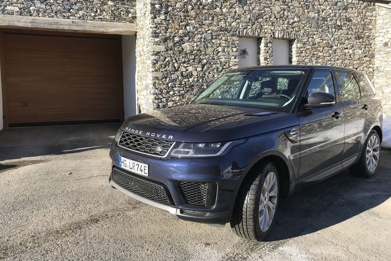 Land Rover stellte uns kürzlich einen Range Rover Sport P400e für Testfahrten zur Verfügung. Die erste Fahrt führte das Auto zum Stromtanken in die Garage. (Michel / »kfz-betrieb«)