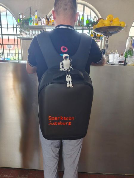 An der Bar...  (Bild: © Serina Sonsalla)