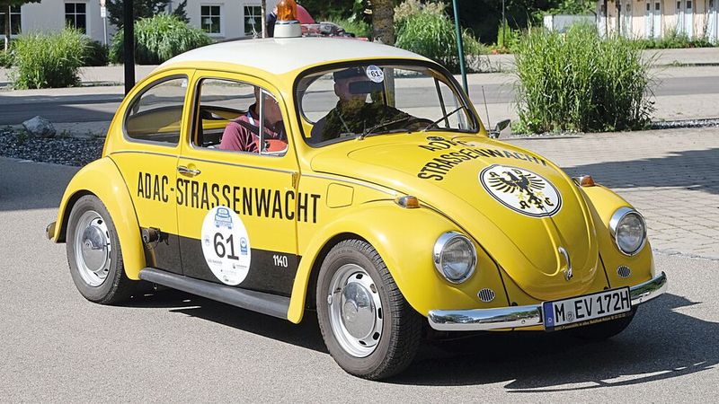Wieder mit dabei: der Käfer von der Straßenwacht mit Originalausstattung zur Pannenhilfe, VW Käfer, 34 PS, Baujahr 1972. (Bild: Zietz/»kfz-betrieb«)