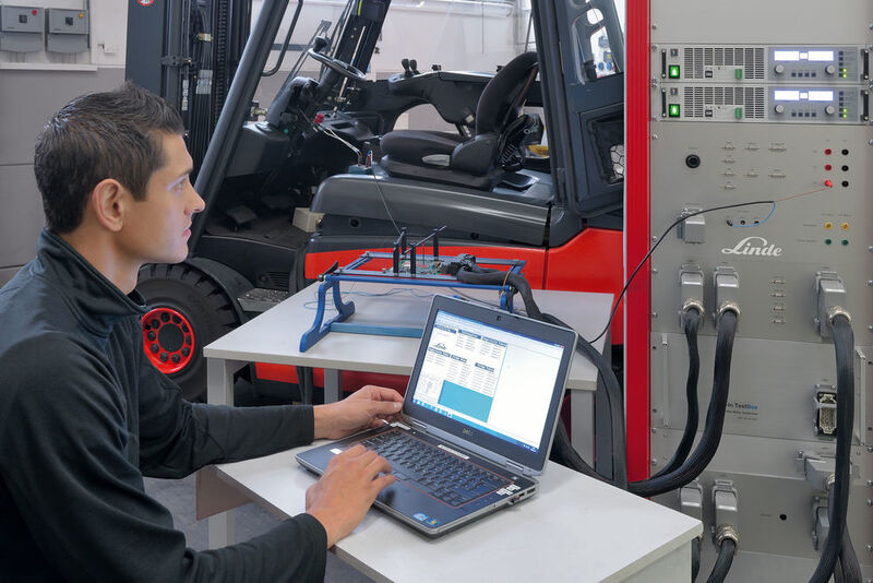 Das etablierte, „Vehicle in the Loop“ genannte Verfahren wird nach und nach durch das HIL-System abgelöst. (Bild: Linde-MH)