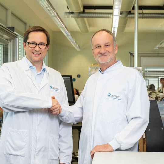Nicolas Tille (à gauche), nouveau CEO de Sigatech et Marc André Glassey qui profite d'une retraite bien méritée après 15 années à la tête de l'entreprise. Nicolas Tille (à gauche), nouveau CEO de Sigatech et Marc André Glassey qui profite d'une retraite bien méritée après 15 années à la tête de l'entreprise.