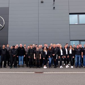 Motiviert: Die Herbrand-Mitarbeiter fühlen sich sichtlich wohl in dem Nutzfahrzeugbetrieb.(Bild:  Rosenow – »kfz-betrieb«)