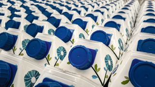 Abb. 1: Hygienische Abfüllprozesse sind wesentliche Schritte in der Lebensmittelherstellung. (Bild: © canberk - stock.adobe.com)