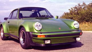 Im Jahr 1974 stellte Porsche erstmals den 911 Turbo vor. 1975 ging er in Serie: Mit 260 PS saustark, mit 260 Sachen sauschnell – und der erste Porsche mit Turbolader. (Foto: Porsche)