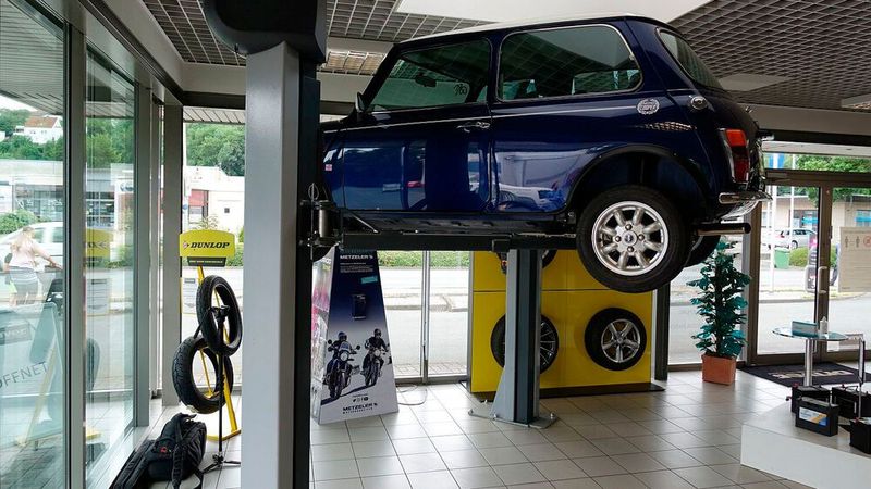 Bereits im Showroom macht ein restaurierter Mini darauf aufmerksam, dass Bavinck solche Aufträge durchführen kann. (Bild: Rosenow/»kfz-betrieb«)