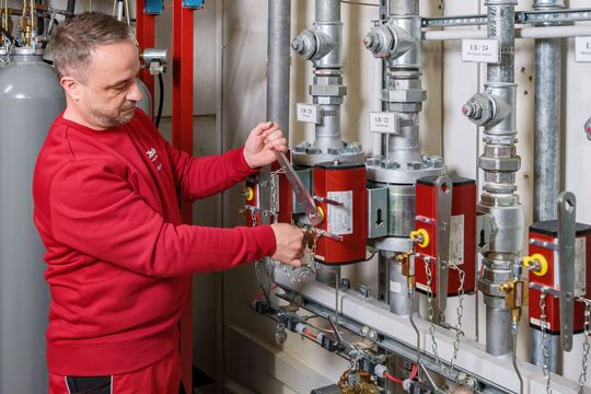 Technik z firmy Chubb sprawdza instalację.(Zdjęcie: Chubb Niemcy)