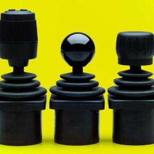 Für die Steuerung vieler Applikationen mit Servomotoren geeignet und im Bedienpanel platzsparend ist der vielseitige Joystick TRY10