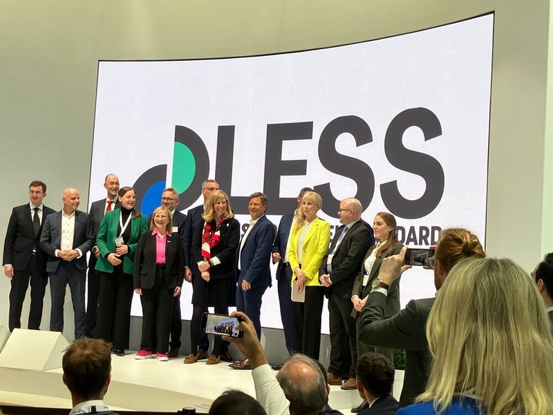 Die Wirtschaftsvereinigung Stahl und das Bundesministerium für Wirtschaft und Klimaschutz (BMWK) haben mit der Einführung des Low Emission Steel Standards (LESS) gemeinsam einen Grundstein für die Entwicklung grüner Leitmärkte für klimafreundlichen Stahl gelegt. Herzstück ist das Kennzeichnungssystem, das über eine stufenförmige Klassifizierungsskala eine Einstufung von CO2-arm hergestelltem Stahl ermöglicht. Zugleich müssen Unternehmen, die sich nach LESS zertifizieren, ihre Schrottquote wie auch den im Stahlfertigprodukt enthaltenen Product Carbon Footprint (PCF) oder Global Warming Potential (GWP)-total entsprechend Environmental Product Declaration (EPD) ausweisen. Stahlverwender erhalten somit alle Informationen, die sie benötigen, um ihre Klimaziele mithilfe von CO2-arm hergestelltem Stahl zu dokumentieren. Das LESS-Regelbuch bildet die Grundlage für eine unabhängige Zertifizierung. (Bild: Juliana Pfeiffer/VCG)