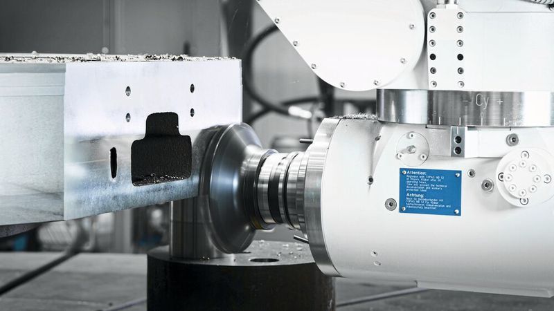 Infrage kommt das Nachrüsten besonders für Lohnfertiger, denn ihnen bietet die simulierte Y-Achse eine preiswerte und einfach machbare Erweiterung bestehender Drehmaschinen. Die Zusatzoption eignet sich etwa für Unternehmen aus den Branchen Windenergie, Öl und Gas sowie dem Erzbereich. (Starrag)