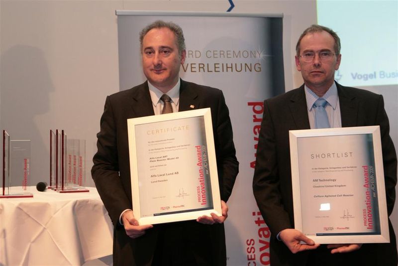 In der Kategorie Anlagen-/Apparatebau setzt die Jury nur zwei Kandidaten auf die Shortlist: den Award-Gewinner Alfa Laval (Alex Syed, links) sowie AM Technology. Robert Ashe nahm die Shortlist-Urkunde entgegen. (Archiv: Vogel Business Media)