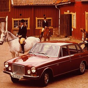 Aus der Baureihe 140 wurde der Volvo 164 abgeleitet, der im August 1968 auf den Markt kam. Im Vergleich zum Basismodell Volvo P144 hatte der 164 hinter der A-Säule die gleiche Karosserie, der Radstand war aber verlängert und die Frontpartie verändert, mit der das Fahrzeug repräsentativer wirkte (der Kühlergrill war schmaler und höher, es wurde eine andere Motorhaube verwendet, die Scheinwerfer waren in den Ecken der Kotflügel angeordnet). Der zusätzliche Platz kam allerdings nicht der Fahrgastzelle zugute, sondern ausschließlich dem Motorraum. Es kam ein Reihensechszylinder mit 3,0 Liter Hubraum zum Einsatz.(Bild:  Volvo)