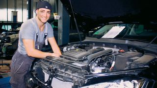 Der Beruf des Kfz-Mechatronikers gehört weiterhin zu den beliebtesten Ausbildungsberufen im Handwerk. Informationen dazu bietet die Initiative „Autoberufe“. (Bild: ProMotor)