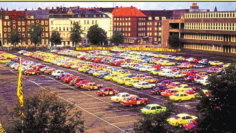 Die Teilnehmer der Olympia-Rallye am 14. August 1972 auf dem Wilhelmsplatz in Kiel. (Bild: Mester)