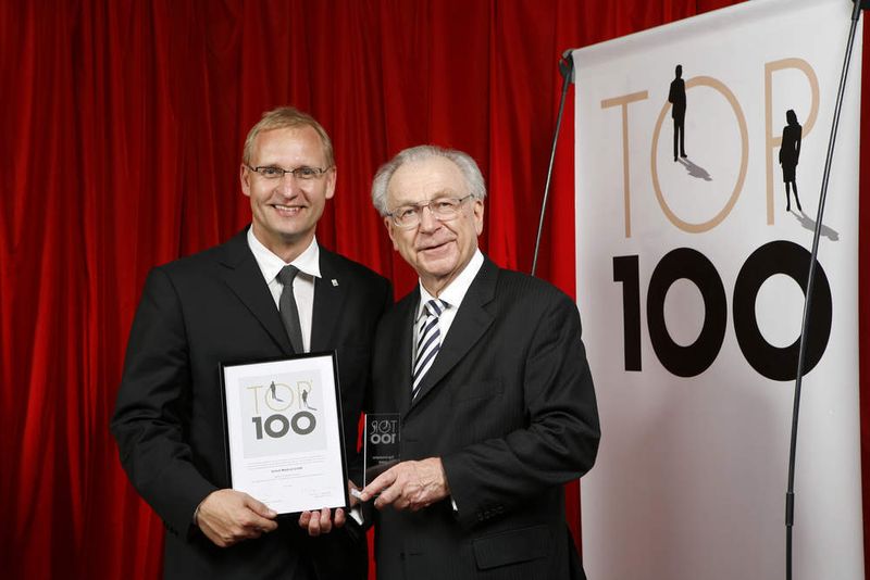 Helmut Schick, Geschäftsführer von Schick Medical erhält die Urkunde „Top 100“.  (Bild: Compamedia)