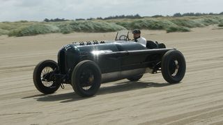 Das Grüne Monster in Aktion: Der Opel mit 12,3 Litern Hubraum nahm am 1. September am Römö Motor Festival in Dänemark teil. (Bild: Opel)