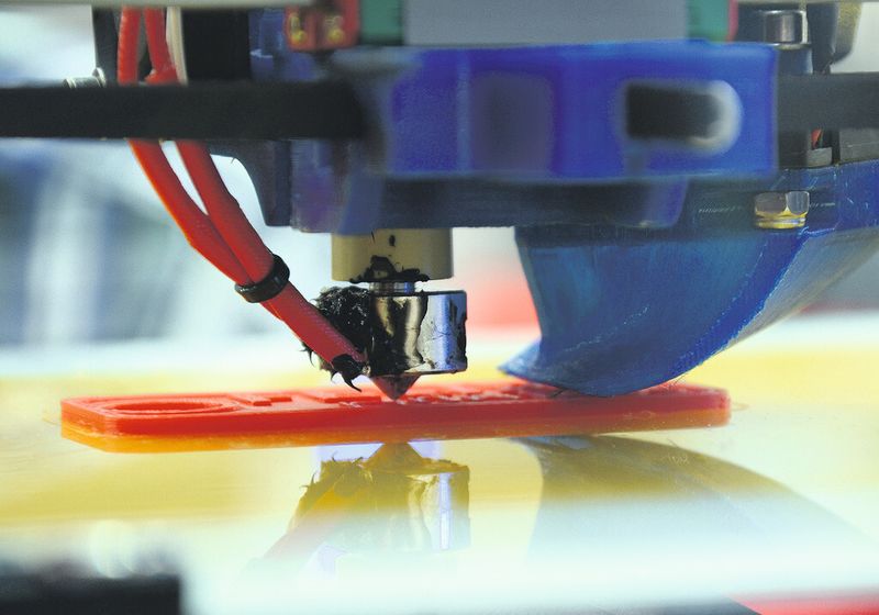„Für Anwendungen mit Kunststoff gibt es eine größere Vielfalt an Verfahren, in der Metallverarbeitung werden das Pulverbettverfahren oder das Laserauftragsschweißen in der Industrie eingesetzt“, erklärt Rainer Gebhardt vom VDMA. (Bild: Stefanie Michel)