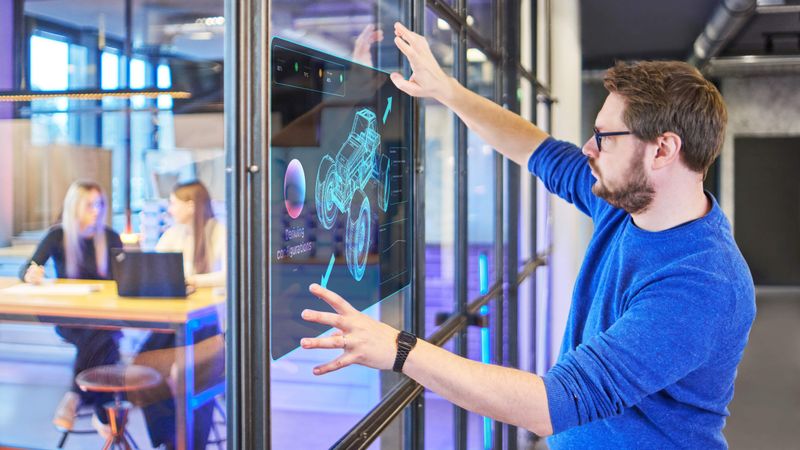 Gemeinsam mit dem Leistungszentrum Engineering Automation bringt das Technologienetzwerk it’s OWL Demonstratoren und Live-Demos zur Hannover Messe, die zeigen, wie KI im Engineering den Alltag entlasten kann, ohne dass Unternehmen die Verantwortung aus der Hand geben. (Bild:  Janosch Gruschczyk & Tommy Falkowski)