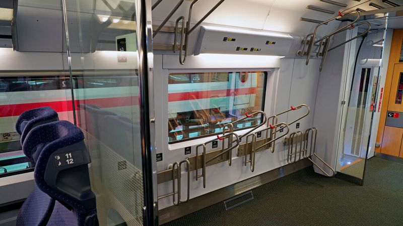 Innen gibt es in jedem Zug Platz für acht Fahrräder. (Bild: Deutsche Bahn)