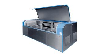 Der bügelförmige Düsenstock verfährt beim Waschen und Spülen im Spritzverfahren in Längsrichtung der Teile. Bei der abschließenden Heißlufttrocknung funktionieren die beiden in die Reinigungskammer ragenden Rohre wie ein großer Fön. Bild: Rosink (Archiv: Vogel Business Media)