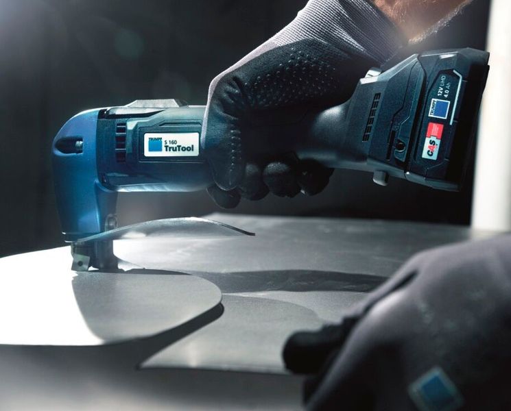 Die bessere Alternative zum Winkelschleifer, der durchaus aber seine Berechtigung beim Blechschneiden hat, heißen Scheren, wie diese hier, von Trumpf ... (Bild: Trumpf)