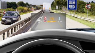 Das Continental-Head-up-Display für Nutzfahrzeuge ist in verschiedenen Varianten verfügbar: als Frontscheiben- oder Combiner-HUD. (Continental)
