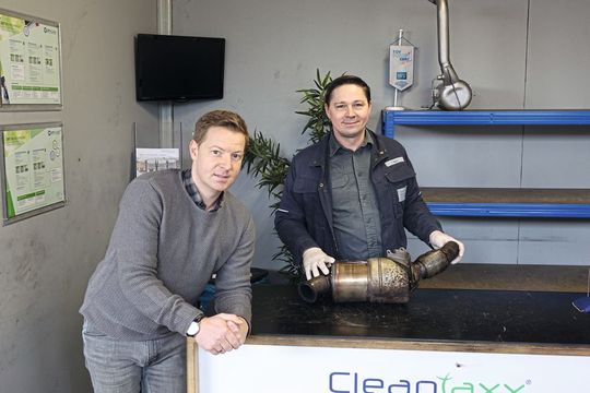Cleantaxx- und DPF-Clean-Geschäftsführer Benjamin Kleemann (links) und Werkstattleiter Christoph Quast zeigten »kfz-betrieb« den Reinigungsprozess. Cleantaxx- und DPF-Clean-Geschäftsführer Benjamin Kleemann (links) und Werkstattleiter Christoph Quast zeigten »kfz-betrieb« den Reinigungsprozess.
