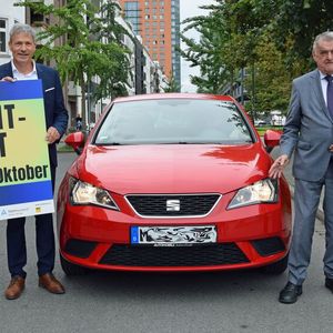 Gaben gemeinsam das Startzeichen in NRW: (v. l.) Klaus Voussem, Geschäftsführer Mobilität bei TÜV Rheinland in Deutschland, Präsident der Landesverkehrswacht, Ralf Strunk, Innenminister Herbert Reul und Verbandspräsident Frank Mund. (Bild:  Kfz-Gewerbe NRW)