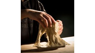 Beim Backen bleiben häufig Teigreste an der Arbeitsplatte, an Schüsseln oder Knetelementen kleben. Das führt in Bäckereien zu Produktionsausfällen.  (Amadeus Bramsiepe/KIT)