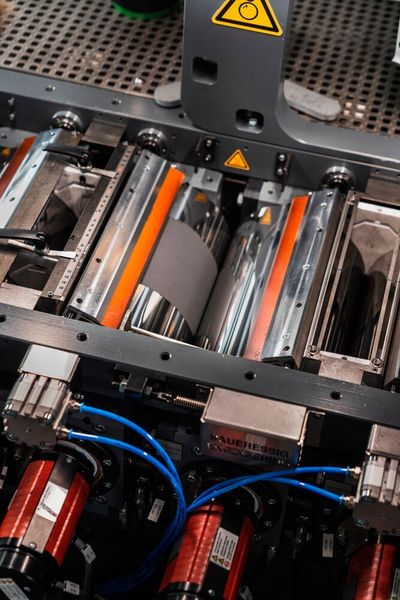 Auf der schneller rotierenden Walze bildet sich ein feiner Beschichtungsfilm. (Fraunhofer IWS Dresden)