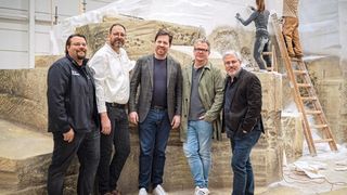 Günther Kittler, Künstlerischer Produktionsleiter, Stefan Gmainer, Projektleiter Winter Artservice, Daniel Serafin, Intendant Oper im Steinbruch, Momme Hinrichs, Bühnenbildner, und Christopher Winter, Geschäftsführer Winter Artservice (v. l.) (Bild: Andreas Hafenscher)