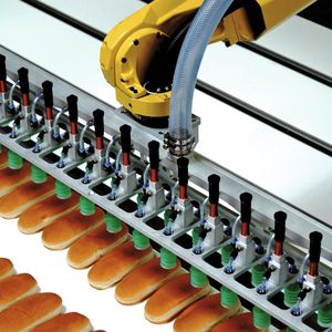 Der Roboter greift die Brötchen mit einem speziellen 16-fach-Vakuumgreifer. 