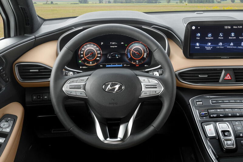 Das der Santa Fe künftig auch elektrisch fahren kann, deuten auch Bilder vom Cockpit an. (Hyundai)