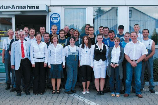 Das Servicegeschäft boomt. Durch die Übernahme eines ehemaligen Mitbewerbers vor zwei Jahren haben Vater Kurt (3. v. li.) und Sohn Tom Hoefler (4. v. li.) ihre Mannschaft über Nacht mehr als verdoppelt. (Archiv: Vogel Business Media)