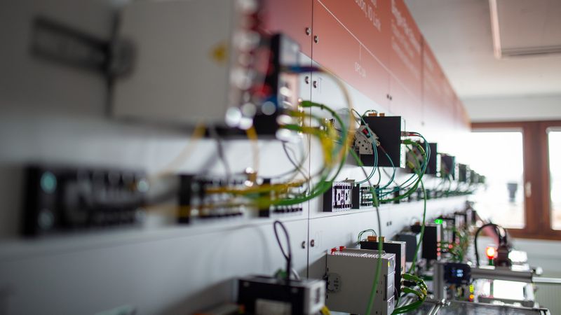Lapp demonstriert mit einem Automatisierungsmodell, wie Sensoren, Aktoren, Leitungen und Netzwerkkomponenten Daten zuverlässig in die Cloud übertragen.(Bild:  Lapp)