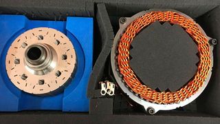 Der neu entwickelte Magnet benötigt weder Terbium noch Dysprosium. Beide sind besonders Seltene Erden, die begrenzt verfügbar, teuer und in geopolitisch risikoreichen Regionen zu finden sind. (Hersteller)