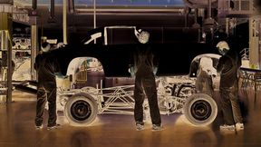 Bislang restaurierte und wartete das Classic-Center von Mercedes-Benz vor allem konzerneigene Fahrzeuge. Künftig wird sich das Team um Peter Schoren auch um Kunden-Oldtimer kümmern. (Bild: Mercedes-Benz)